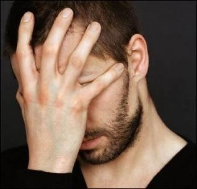un homme pense à guérir la prostatite