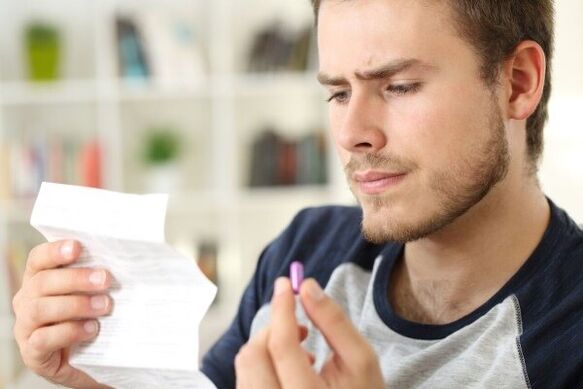 un homme étudie la notice d'information d'un antibiotique pour la prostatite